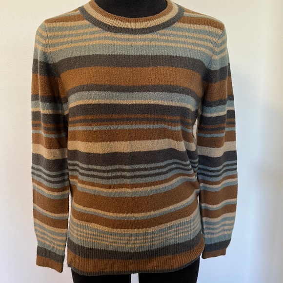 Cute retro looking sweater. - Picture 1 of 2